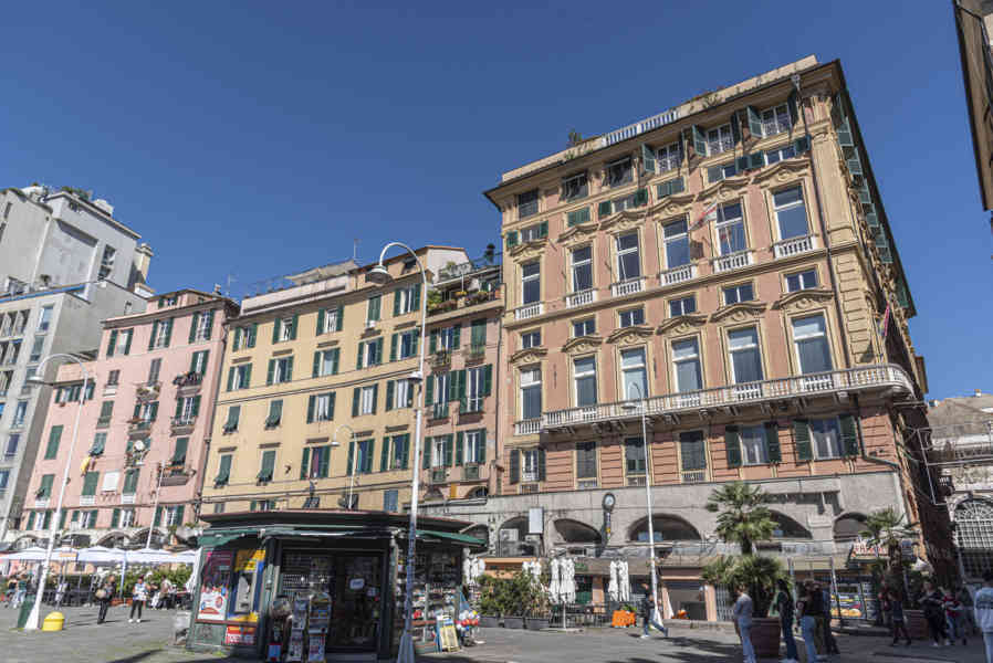 Italia - Génova 111 - plaza Caricamento.jpg